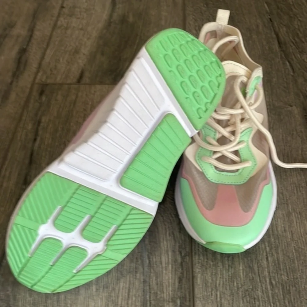 NWT Fabletics shoes Larchmont performance sneaker size 6.5